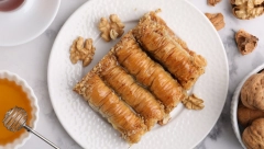BAKLAVA SA ORASIMA Po tradicionalnom receptu, biće sočna i topiće se u ustima, a trik je u ovome