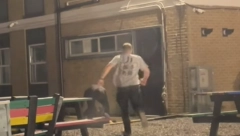 OVO JE BILO BRUTALNO Nasilnik tukao ženu i hteo da je opljačka, a onda se pojavio MMA borac (VIDEO)