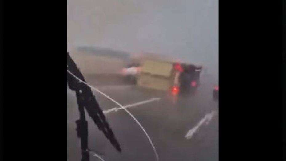 HOROR U ŠPANIJI! Tornado ruši kamione na auto-putu, poginulo najmanje 64 ljudi! Ljudi vrište: "Upiškio sam se od straha" (VIDEO)