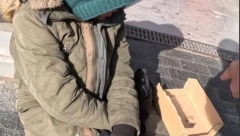 BAHATI RUS MALTRETIRA BESKUĆNIKE I INVALIDE PO BEOGRADU! Snima uvredljive skečeve i postavlja po društvenim mrežama (VIDEO)