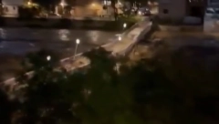 POPLAVNI TALAS ODNEO MOST ZA SEKUND Stravične scene prirodne katastrofe u Španiji, raste broj poginulih (VIDEO)