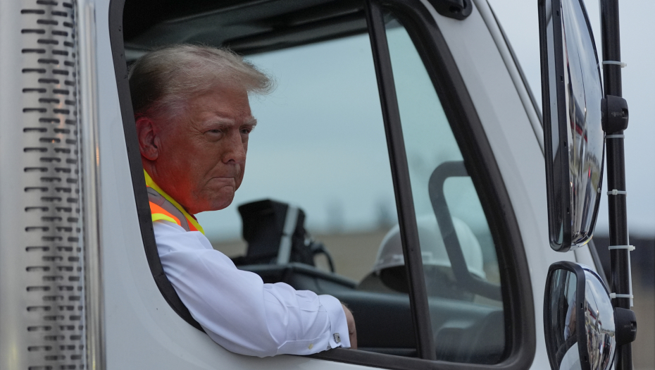 250 MILIONA AMERIKANACA NISU ĐUBRE! Tramp u kamionu za smeće došao na miting, pa Bajdena postavio na mesto! (FOTO/VIDEO)