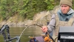 DRAMATIČNA BORBA PROFESIONALNOG RIBOLOVCA Ulovio zverinu od dva i po metra, riba vukla neverovatnom silinom - brutalno! (VIDEO)