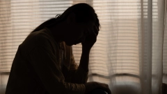 JOŠ JEDNA AFERA UZDRMALA MUZIČARE, OPTUŽEN PRODUCENT Iznela gnusne detalje njihovog susreta, sve desilo dok je spavala?