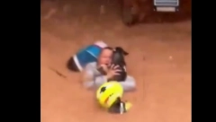 ŽENI VODA DOŠLA DO GLAVE, ONA ČVRSTO DRŽI PSA U NARUČJU! Stravičan snimak spasavanja iz poplave! (VIDEO)