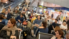 STOTINE PUTNIKA SPAVA NA AERODROMU Španija blokirana zbog katastrofalnih poplava (VIDEO)