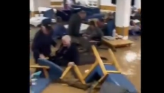 LJUDI VRIŠTE, TUMARAJU PO DOMU I ČEKAJU SPASENJE! Stravične scene iz staračkog doma, bakama i dekama blatnjava voda došla do struka! (VIDEO)