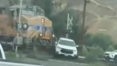 VOZ POKUPIO AUTOMOBIL NA ŠINAMA, PORED STAJALA MAJKA SA DVOJE DECE! Sve se desilo u deliću sekunde (VIDEO)