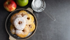 NAJSOČNIJI UŠTIPCI Desert po norveškom receptu sa jabukama i suvim grožđem, a miriše na jesen