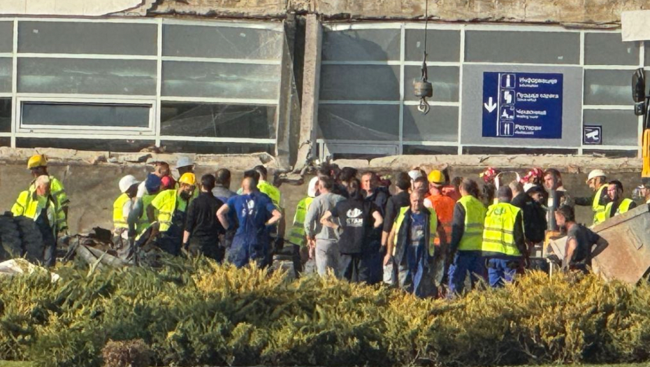 STIGLI BAGERI NA ŽELEZNIČKU STANICU U NOVOM SADU Kreće se sa raščišćavanjem terena (VIDEO)