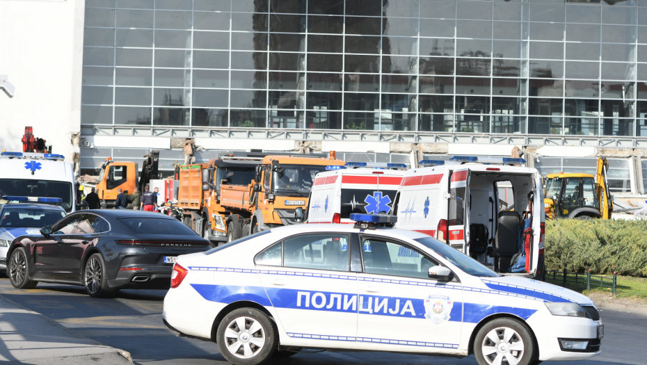 VIŠE POVREĐENIH PREVEZENO U BOLNICU U NOVOM SADU Vatrogasci izvlače ljude iz ruševina