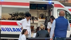 PORODICA GRCA U SUZAMA, NE MOGU DA DOĐU SEBI! Scene ispred stare železničke stanice u Novom Sadu kidaju dušu! (VIDEO)