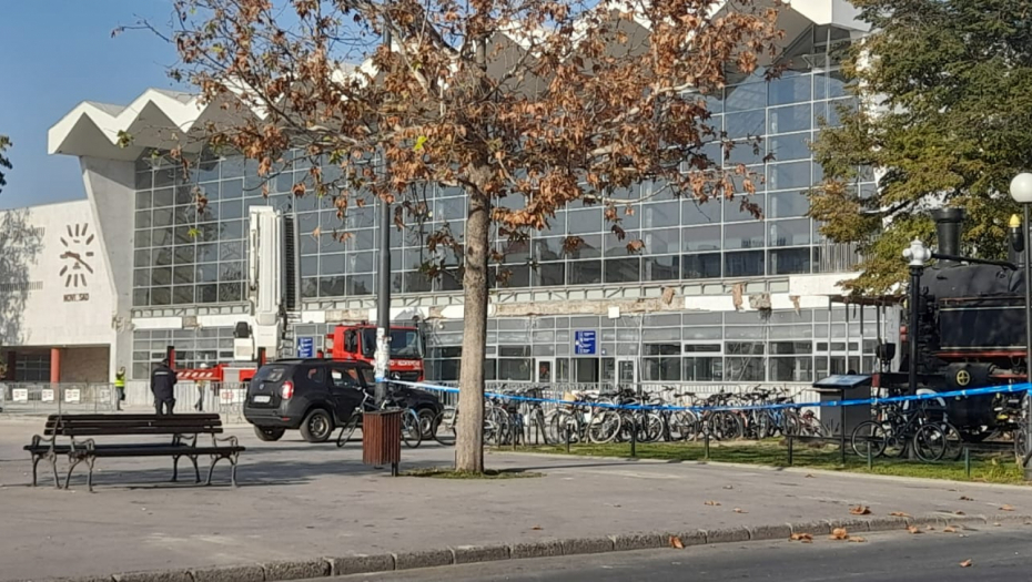EVO ŠTA SE DEŠAVA NA ŽELEZNIČKOJ STANICI U NOVOM SADU JUTRO NAKON TRAGEDIJE (FOTO/VIDEO)