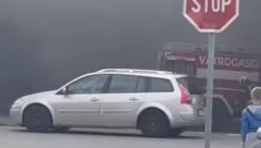GORI AUTOMOBIL KOD KULE Vatrogasci gase vatru (FOTO/VIDEO)