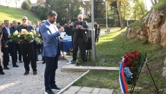ŠAPIĆ NA POMENU NEVINIM ŽRTVAMA KOMUNISTIČKOG REŽIMA Borba protiv prekrajanja istorije važna zbog budućih generacija (FOTO)