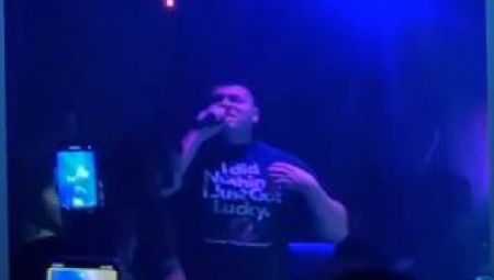 "GAZI PREKO MRTVIH I BOLESNIH, MRCINA!" Pojavile se jezive uvrede na račun Slobe Radanovića nakon što je pevao posle tragedije: "Ološ, šatro veliki vernik"