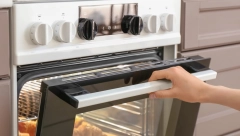 MASNA VRATA OD RERNE ZASIJAĆE OČAS POSLA Ova 2 magična sastojka iz kuhinje skinuće tvrdokorne fleke bez ribanja!