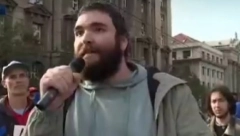 PODMUKLO SE SMEJE DOK ZOVE NA NASILJE! Đilasov profesionalni nasilnik najavljuje rušenje i lom! (VIDEO)