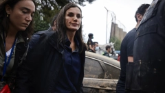 GRAĐANI JE IZVIŽDALI I GAĐALI BLATOM, UPLAKALA SE Kraljica Leticija skrhana bolom posetila Valensiju, potresla se