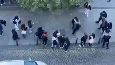 SRAMNA MAKLJAŽA U CENTRU BEOGRADA! Tinejdžerke se šamarale i čupale! Vršnjaci navijali: Snimaj, snimaj!