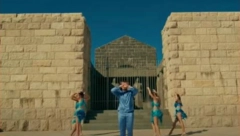 SRBI BESNI ZBOG ALBANSKOG PEVAČA! Sa polugolim igračicama snimio spot pored Njegoševog groba: "Skrnavi spomenik, ovo je bruka!"