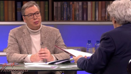 PREDSEDNIK VUČIĆ POKAZAO SPORAZUM IZ 2009. GODINE "Nisam ja proglasio ugovore sa Kinezima tajnim, već Dinkić i Nikezić"