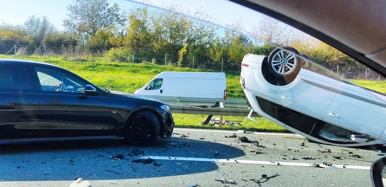 UŽAS KOD BEŠKE! Sudar dva automobila, jedan završio na krovu (FOTO)
