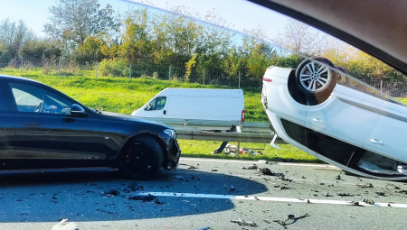 UŽAS KOD BEŠKE! Sudar dva automobila, jedan završio na krovu (FOTO)