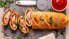 STROMBOLI Italijanski pica rolat sa hrskavim testom i sočnim nadevom, za savršen dan