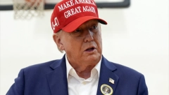 TRAMP IZAŠAO NA GLASANJE SA MELANIJOM Poslao poruku Amerikancima (FOTO/VIDEO)
