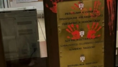 OPOZICIJA UNIŠTAVA JAVNU IMOVINU! Zgrada suda u Novom Sadu oskrnavljena farbom na protestima! (FOTO)