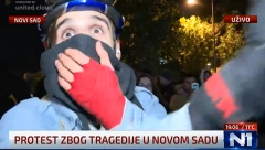 ESKALIRALO NASILJE U NOVOM SADU Lomili stakla, demonstrant sa fantomkom u kameru urlao: Nisam provokator, vi ste retardirani