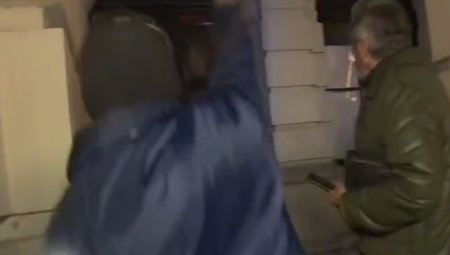 LETE KAMENICE KA GRADSKOJ KUĆI Divljaštvo u Novom Sadu ne staje, najavili miran protest- NAPRAVILI HAOS (VIDEO)