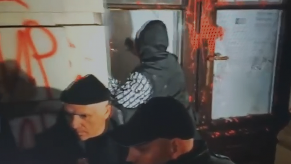 BRUTALNO NASILJE U NOVOM SADU Razvaljuju vrata Gradske kuće, snimljeno divljaštvo (VIDEO)