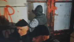 BRUTALNO NASILJE U NOVOM SADU Razvaljuju vrata Gradske kuće, snimljeno divljaštvo (VIDEO)