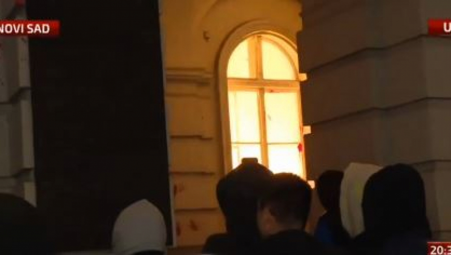OPOZICIJA ZAPALILA GRADSKU KUĆU U NOVOM SADU: Gori kulturno-istorijski spomenik iz 1895. godine (VIDEO)