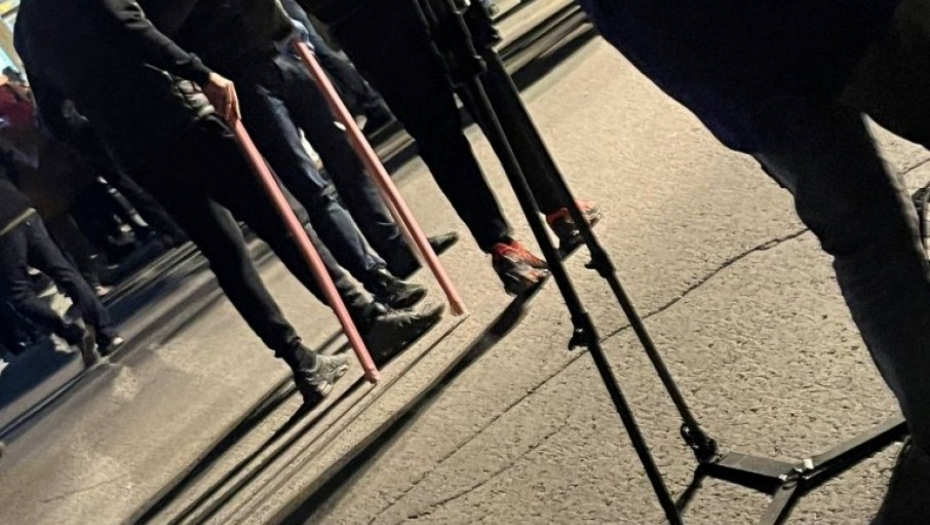 PAJTIĆEVCI SA BEJZBOL PALICAMA Opoziciono nasilje u Novom Sadu ne jenjava, huligani u pohodu na gradsku imovinu (FOTO)