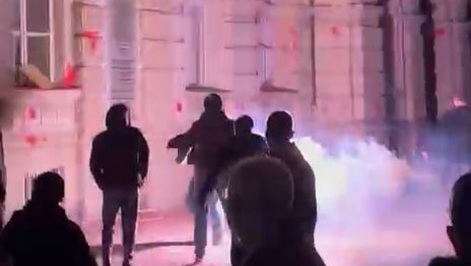 UPALJENU BAKLJU UBACILI KROZ PROZOR! Pogledajte trenutak kada su demonstranti zapalili Gradsku kuću u Novom Sadu (VIDEO)