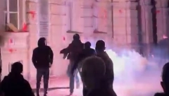 UPALJENU BAKLJU UBACILI KROZ PROZOR! Pogledajte trenutak kada su demonstranti zapalili Gradsku kuću u Novom Sadu (VIDEO)