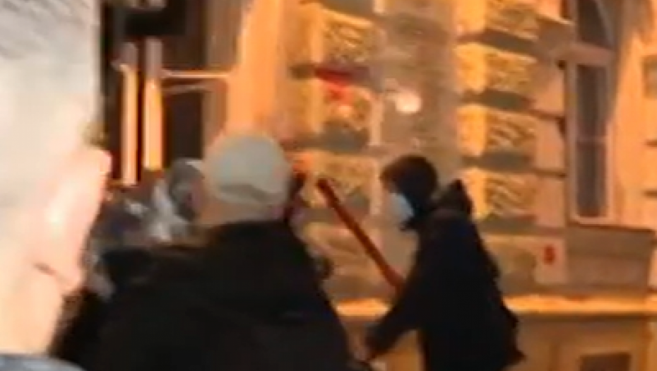 TEKST JE IZMENJEN - STRAŠNO NASILJE U NOVOM SADU! Demonstranti zapalili Gradsku kuću, napali policiju, uhapšen Goran Ješić! (VIDEO)