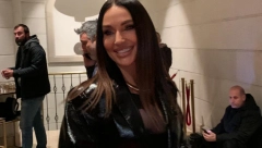 NAŠA PEVAČICA PRVI PUT U JAVNOSTI NAKON POROĐAJA! Javnost u šoku zbog njenog izgleda, grudi u prvom planu! (FOTO)
