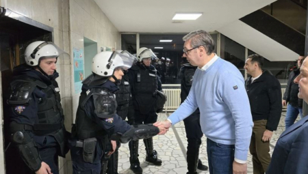 VUČIĆ POSETIO POLICAJCE KOJI SU TRPELI TEROR U NOVOM SADU: Uzdržali su se i pokazali odgovornost (FOTO)