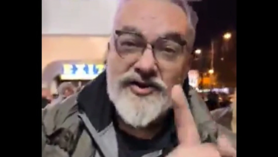 Nekadašnji sudija i ministar čekićem napao ljude ispred prostorija SNS-a (FOTO/VIDEO)