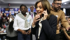 NIJE MOGLA DA IZDRŽI! Kamala uzela telefon, pozvala NJIH! (FOTO)
