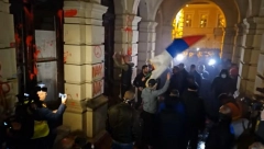 NOSILI ČEKIĆE, ŠOK BOMBE, BACALI KAMENJE I NAPADALI POLICIJU MUP objavio ko je priveden zbog nasilnog protesta u Novom Sadu