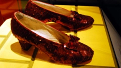 LEGENDARNE CRVENE CIPELE IZ 'ČAROBNJAKA IZ OZA' SE PRODAJU Gotovo dve decenije nakon što su bile ukradene