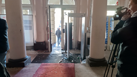 CRVENE KAPLJICE PO ZIDOVIMA, SVE RAZORENO Evo kako izgleda Gradska kuća u Novom Sadu posle jučerašnjih nasilnih demonstracija