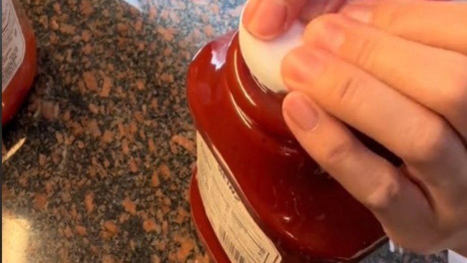 VEĆINA SRBA OMILJENU NAMIRNICU OTVARA POGREŠNO Tajna je u poklopcu, evo kako da to uradite! (VIDEO)