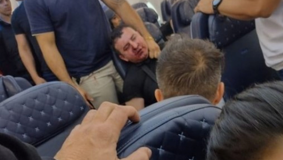 SKANDALČINA U AVIONU Pobesneli muškarac pokušao da otvori VRATA, pa krenuo nožem na stjuardesu - hrabri putnici skočili na njega! (VIDEO)