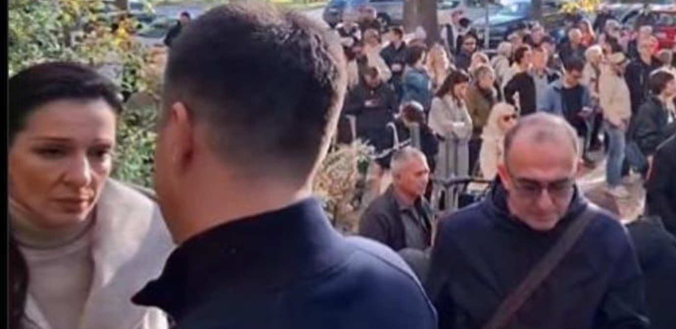ŠAKA JADA DOŠLA DA PODRŽI JEŠIĆA Dinko Gruhonjić i Marinika Tepić na skupu podrške nasilnicima koji su rušili u Novom Sadu